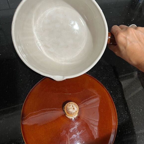 Rubel Pottery USA 2 1/2 Qt. Brown Drip Glaze Covered Casserole Crock 909 W/Spout - Picture 2 of 6